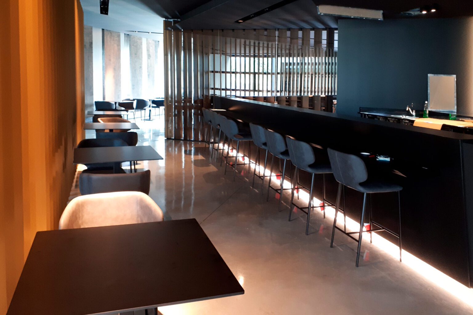 arredo ristorante in metallo